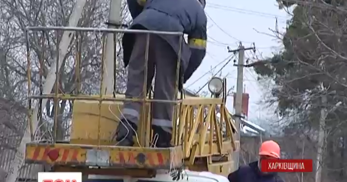 В облэнерго обещают дать свет за двое суток.