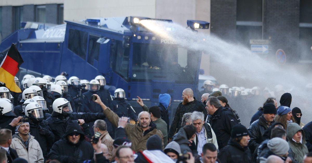 В Кельне сошлись противники и сторонники мигрантов / © Reuters