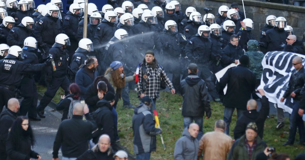 В Кельне сошлись противники и сторонники мигрантов / © Reuters