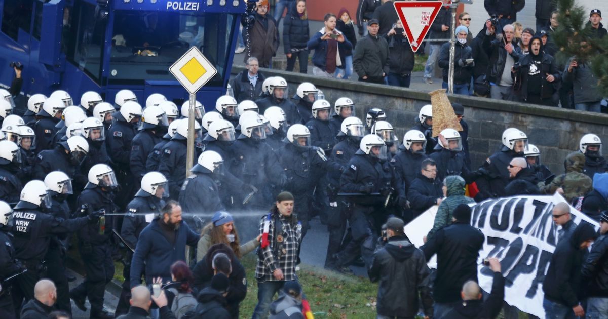 В Кельне сошлись противники и сторонники мигрантов / © Reuters
