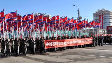 Многотысячная толпа ровными &quot;коробками&quot; прошла по центральным улицам Пхеньяна / © Reuters
