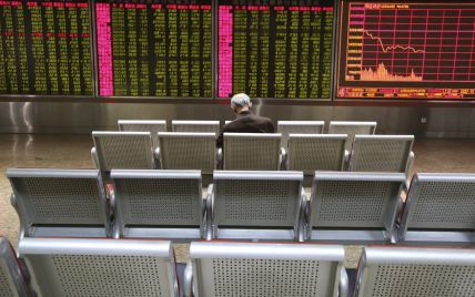 Паніка на китайських фондових ринках: торги вперше зупинили через рекордне падіння котирувань