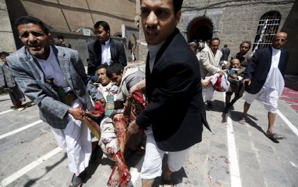 В Йемене авиаудар попал в машину "скорой помощи"