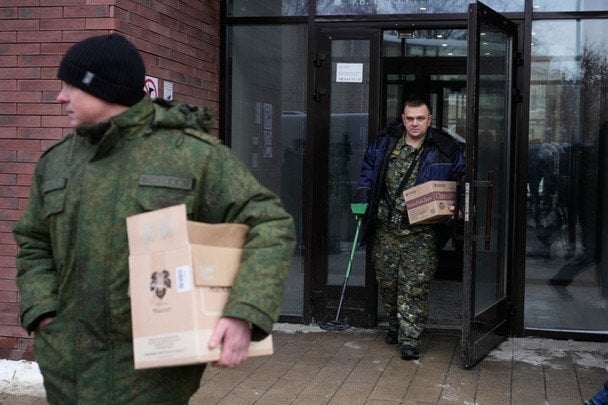 Слідчі залишають багатоквартирний будинок, де стріляли у Володимира Алексєєва.  / © Associated Press