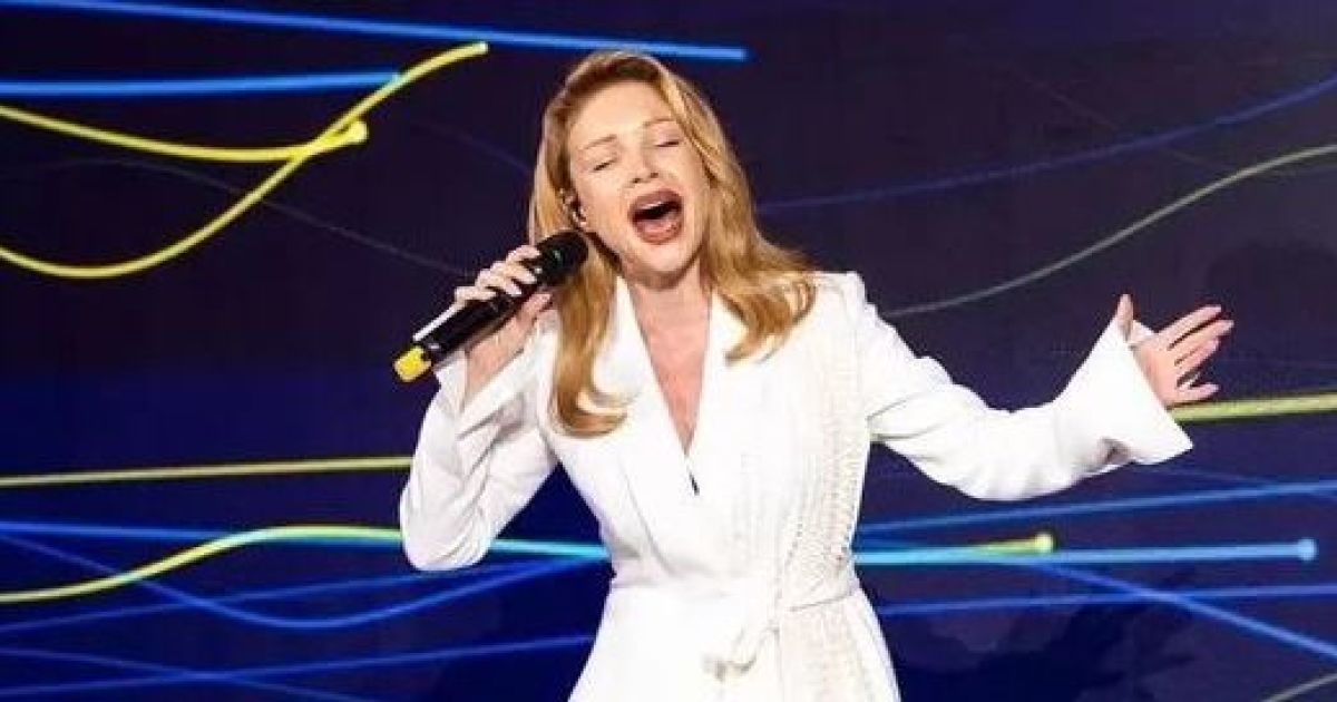 Битва асиметричних жакетів-смокінгів Тіни Кароль: білий vs чорний