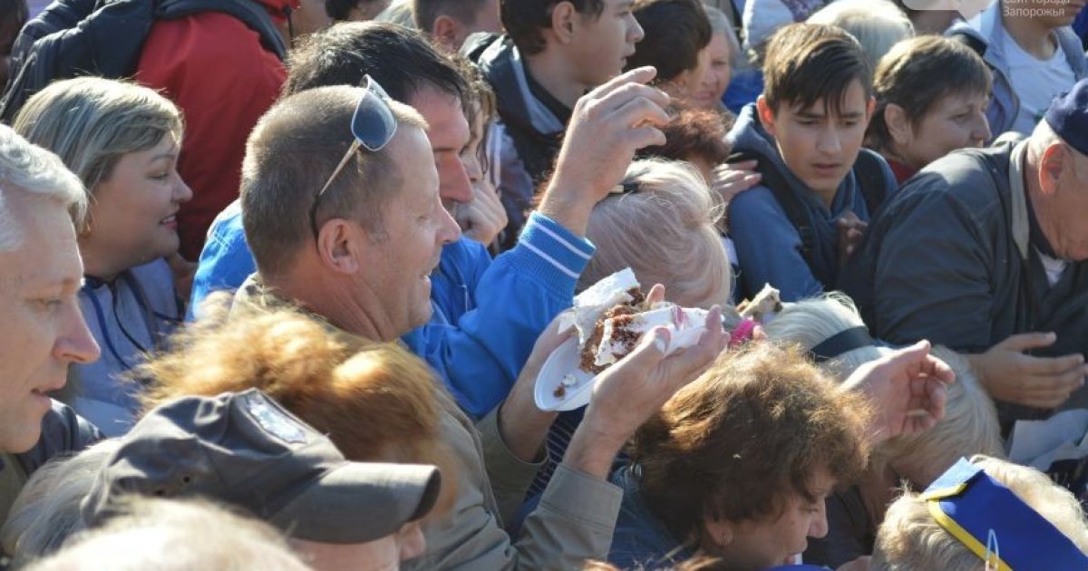 Запорожцы устроили серьезную давку / © http://www.061.ua/