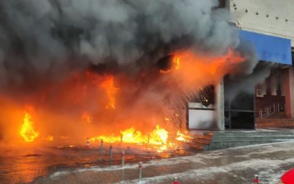 У центрі Києві згоріла прибудова до готелю