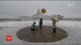 Скульптури малюків-засновників Києва одягнули у зимовий одяг
