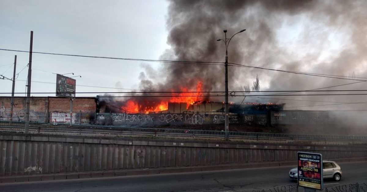 пожежа на Петрівці в Києві_2 / © Павло Скала / Facebook