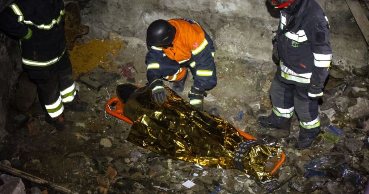 У Харкові рятувальники звільняють чоловіка, який застряг у трубі насосної станції.