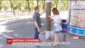 У Дніпрі комунальники вдягли на стовпи спеціальні "панчохи", аби боротися з рекламою