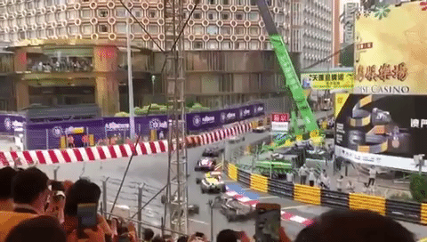 В Китае после жуткой аварии болид вылетел на трибуны