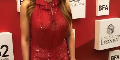 Тіна Кароль в сексуальній червоній сукні блищала на світській церемонії