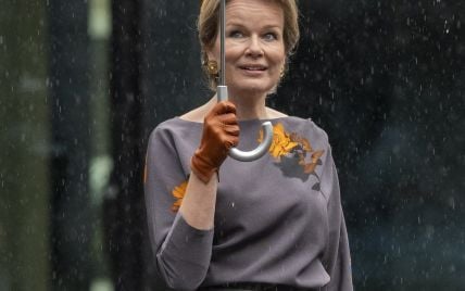 Попала под дождь в красивом платье: королева Матильда на мероприятии в Люксембурге
