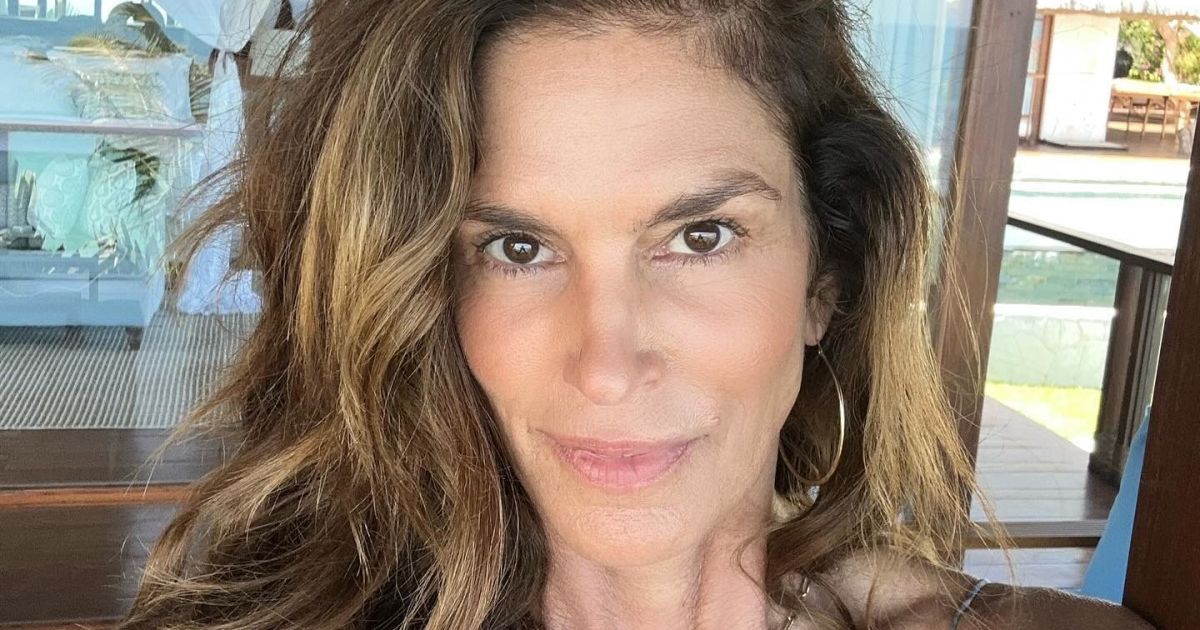 В шляпе и с шоппером: супермодель Синди Кроуфорд сходила на рынок