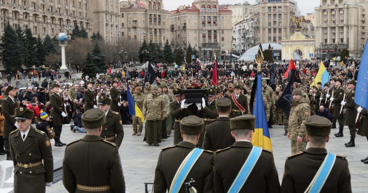 Україна шанує своїх героїв: Зеленський подякував усім, хто прийшов віддати останню шану "Да Вінчі"