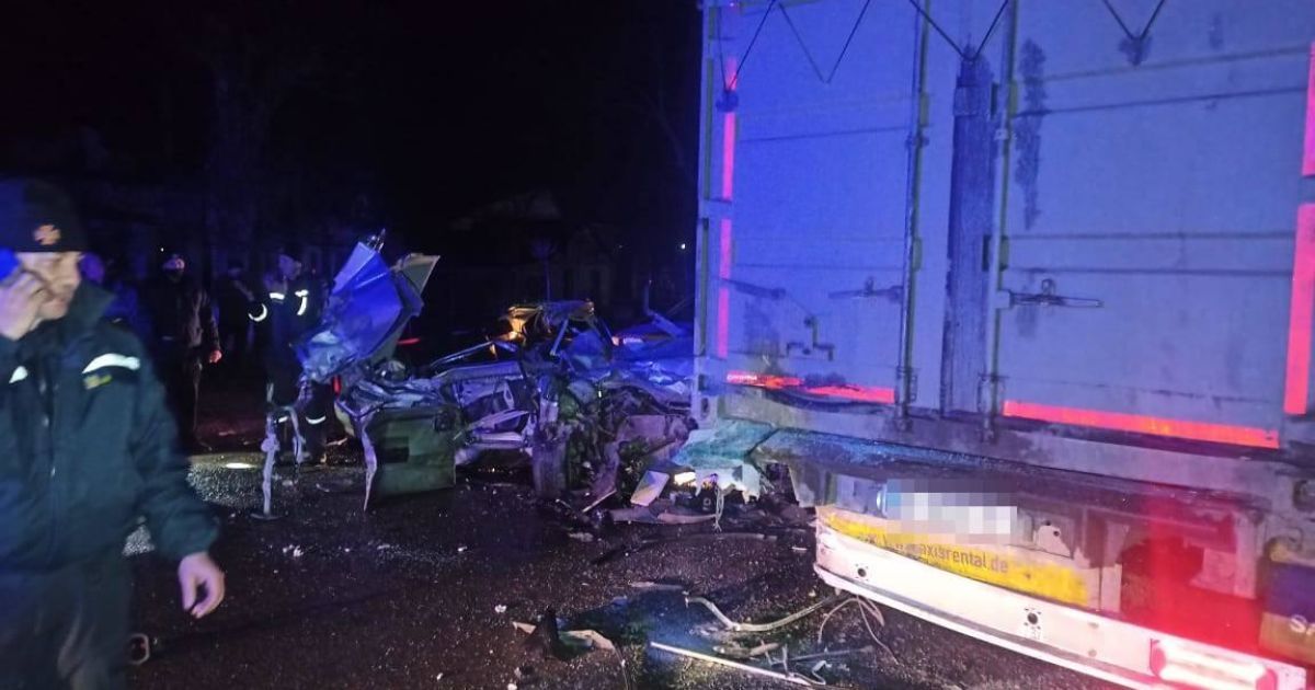Зім'яло пів автівки: в Одеській області сталася смертельна ДТП (відео)