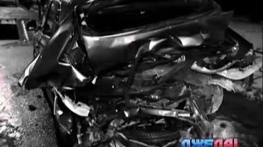 В столице горе-водитель на большой скорости протаранил два авто, которые стояли на обочине