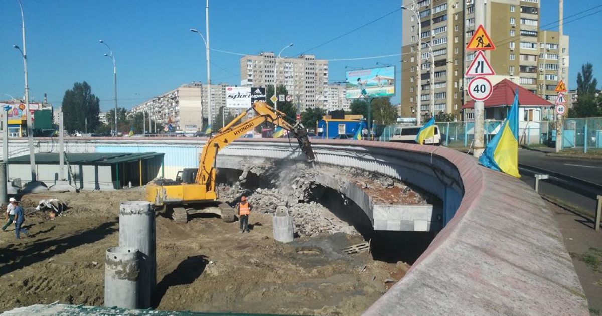 Скандальне будівництво біля "Героїв Дніпра": на столичній станції метро зносять вхід