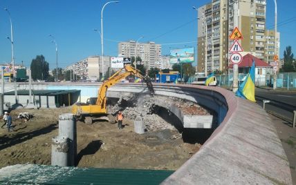 Скандальное строительство у "Героев Днепра": на столичной станции метро сносят вход