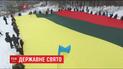 В столетний юбилей независимости Литвы на киевской горе развернули огромный флаг
