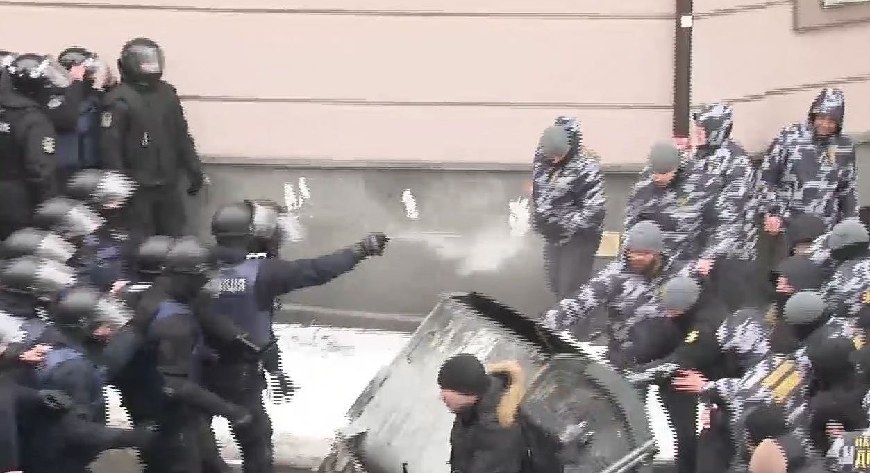 Силовика під стінами суду в Києві підстрелили зі зброї, подарованої МВС