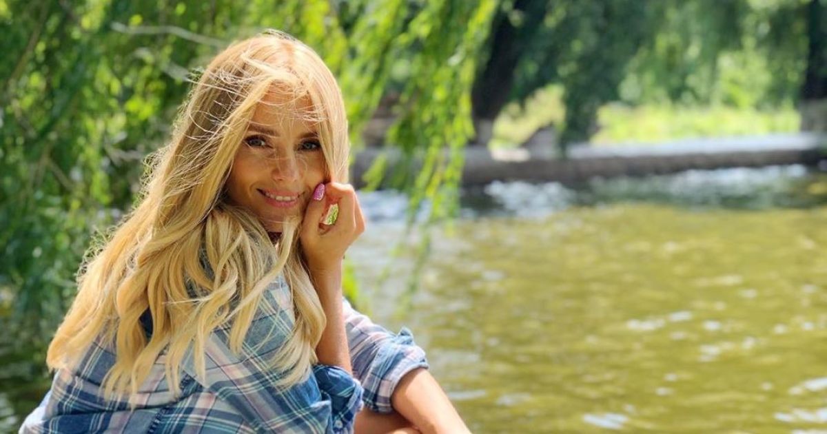 Ирина Федишин похвасталась пышной грудью в красном бикини