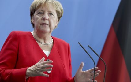 В красном жакете и туфлях с бахромой: Ангела Меркель на пресс-конференции
