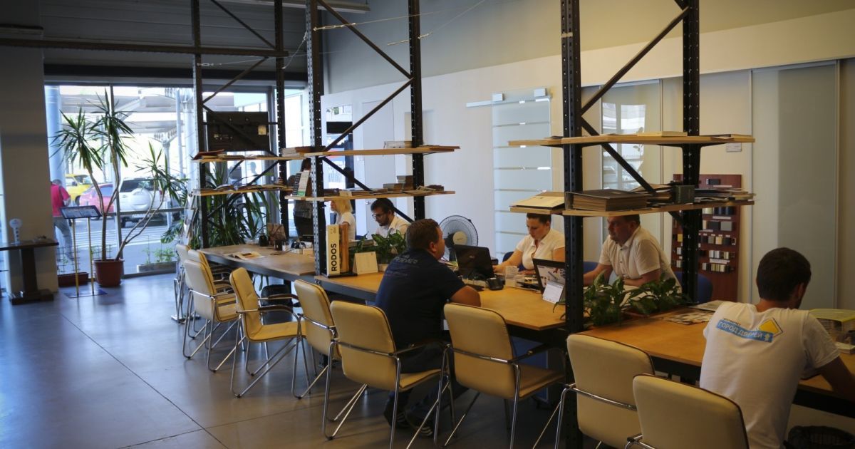 У гіпермаркеті присутні менеджери всіх представлених в залі українських виробників дверей