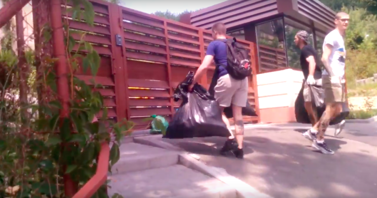 Активисты принесли под дом Садового пакеты с мусором