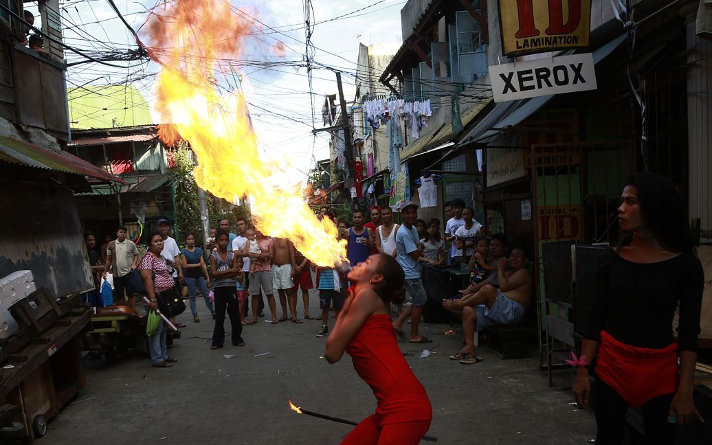 Людина &laquo;дихає&raquo; вогнем на вуличному шоу в Бакларані (Філіппіни) / © Reuters