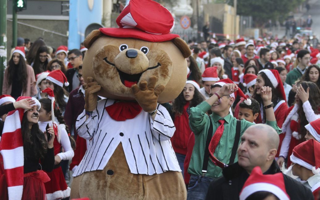 Студенти, одягнені у святкові різдвяні костюми, беруть участь у параді в Бейруті / © Reuters