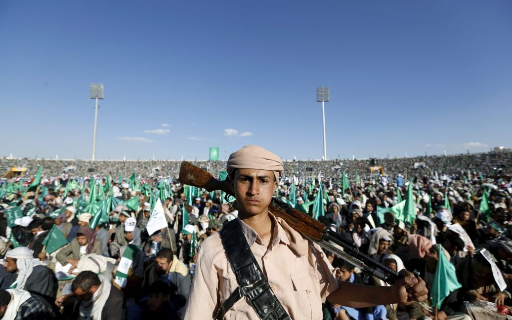 Бойовик-хусит охороняє мітинг прихильниів руху, присвячений річниці з дня народження пророка Мухаммеда в столиці Ємену Сані. / © Reuters