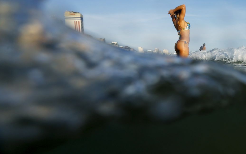 Жінка заходить у воду на пляжі Леблон в Ріо-де-Жанейро, Бразилія. З приходом літа в південній півкулі середня денна температура в Ріо досягла 38 градусів за Цельсієм. / © Reuters