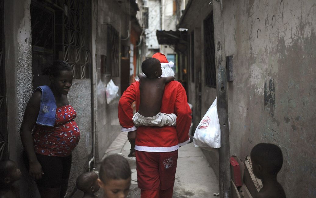 Санта в бідному районі Ріо-де-Жанейро / © Reuters