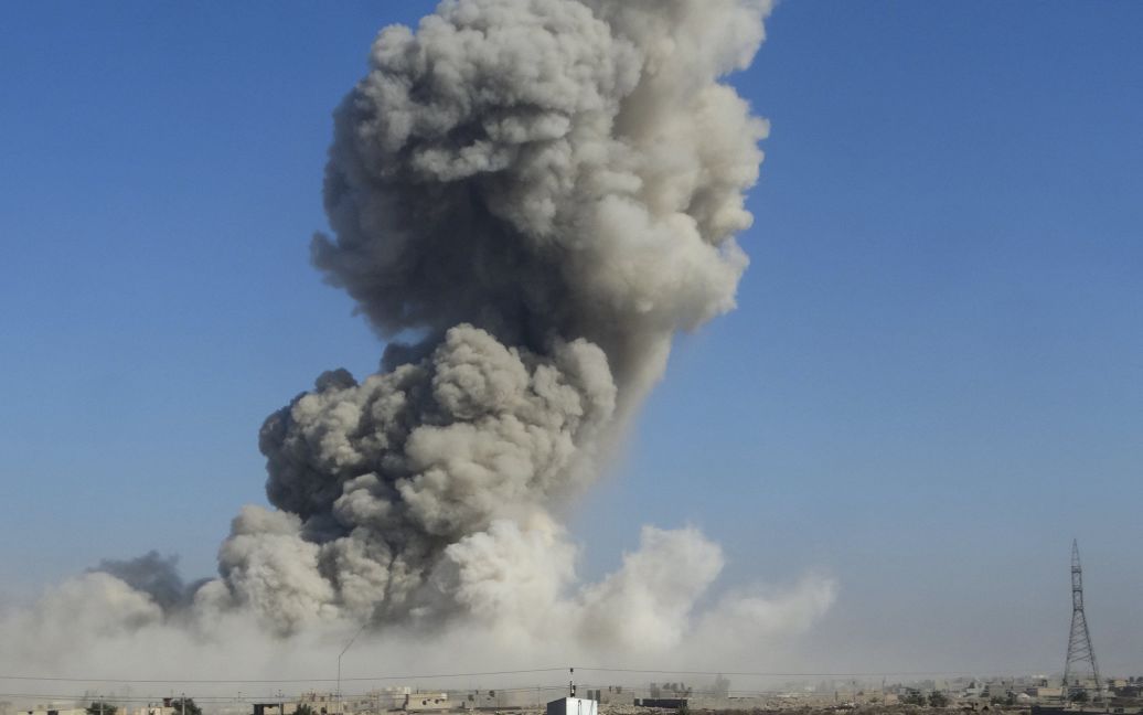 Дим піднімається під час авіаудару по місту Рамаді, Ірак. Іракські війська продовжують битися за звільнення міста від бойовиків &ldquo;Ісламської держави&rdquo;. / © Reuters