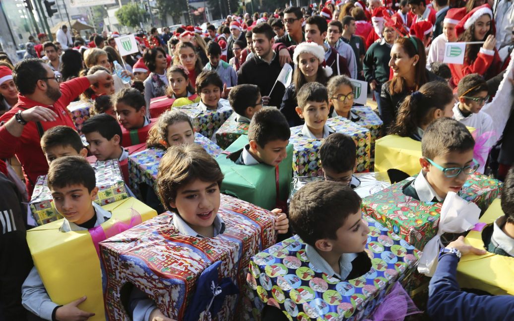 Учні, одягнені у костюми різдвяних подарунків, беруть участь у різдвяному параді у Бейруті, Ліван. / © Reuters