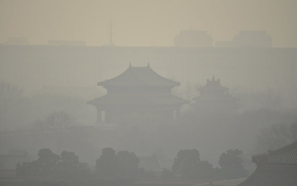Будівлі Забороненого міста видніються крізь важкий смог. У Пекіні знову найвищий рівень забруднення повітря. / © Reuters