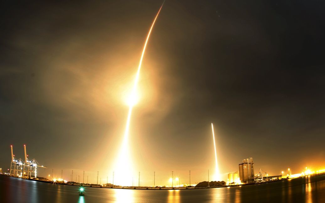 Фото, зроблене на довгій витримці, показує, як ракета SpaceX Falcon 9 відривається від свого стартового майданчика, а потім повертається в зону посадки на Мисі Канаверал, США. Ракета-носій доставила на орбіту 11 супутників. SpaceX &ndash; єдина компанія, якій вдалося посадити ракету на поверхню землі, у всіх інших компаніях, які наразі проводять запуски на орбіту, ракети падають в океан. / © Reuters
