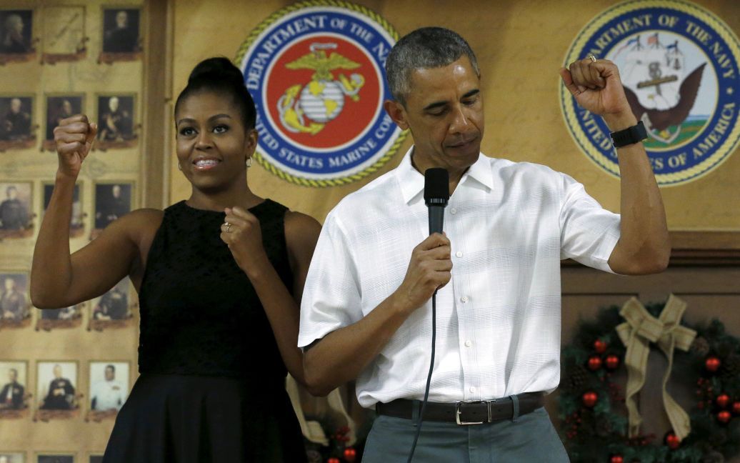 Президент США Барак Обама и первая леди Мишель Обама приветствуют с Рождеством военнослужащих на морской базе на Гавайях. / © Reuters