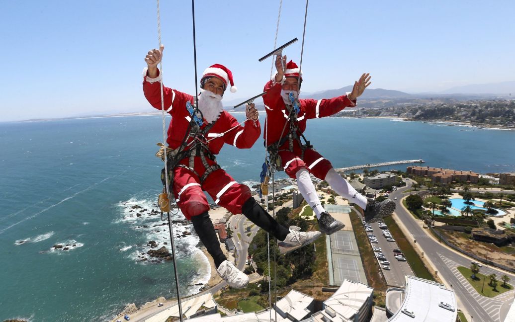 Санта-Клауси літають в повітрі та чистять вікна в місті Він&#039;я-дель-Мар (Чилі) / © Reuters