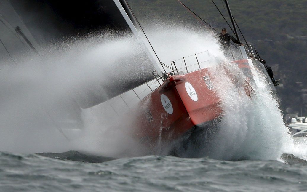 Яхту сильно штормит во время гонок близ Сиднея, Австралия. / © Reuters
