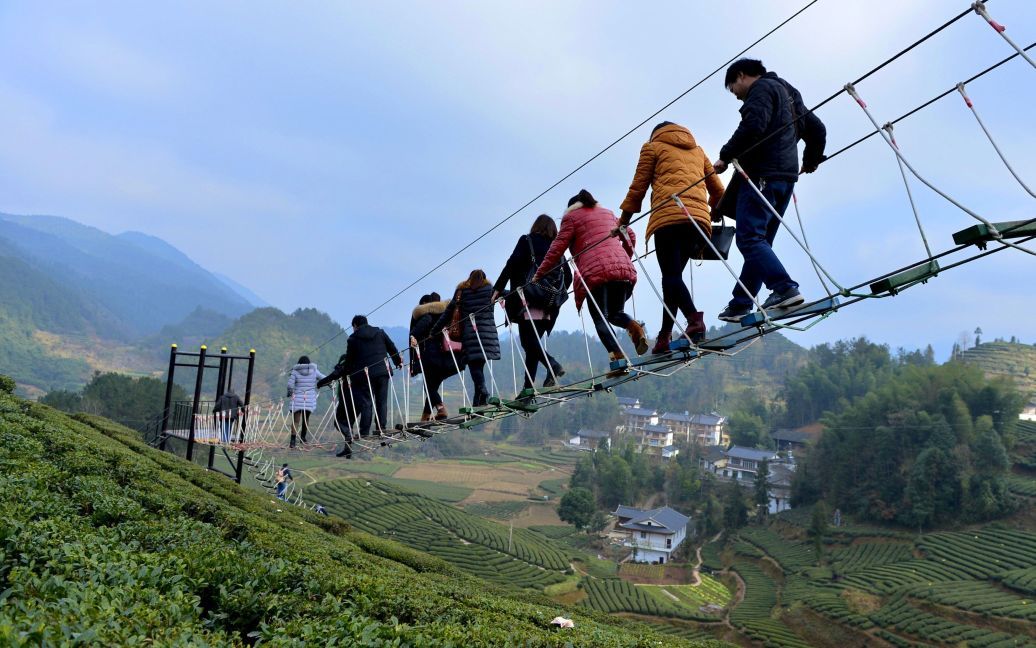 Туристи ходять над чайною плантацією в Енші, провінція Хубей, Китай. / © Reuters