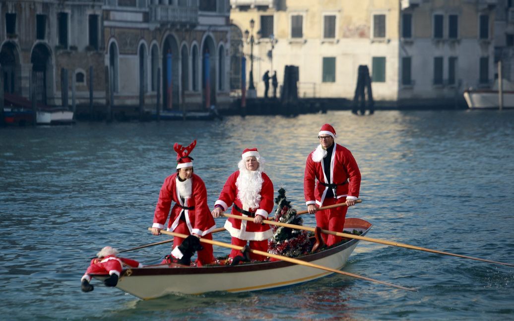 Санта-Клауси на Великому каналі у Венеції / © Reuters