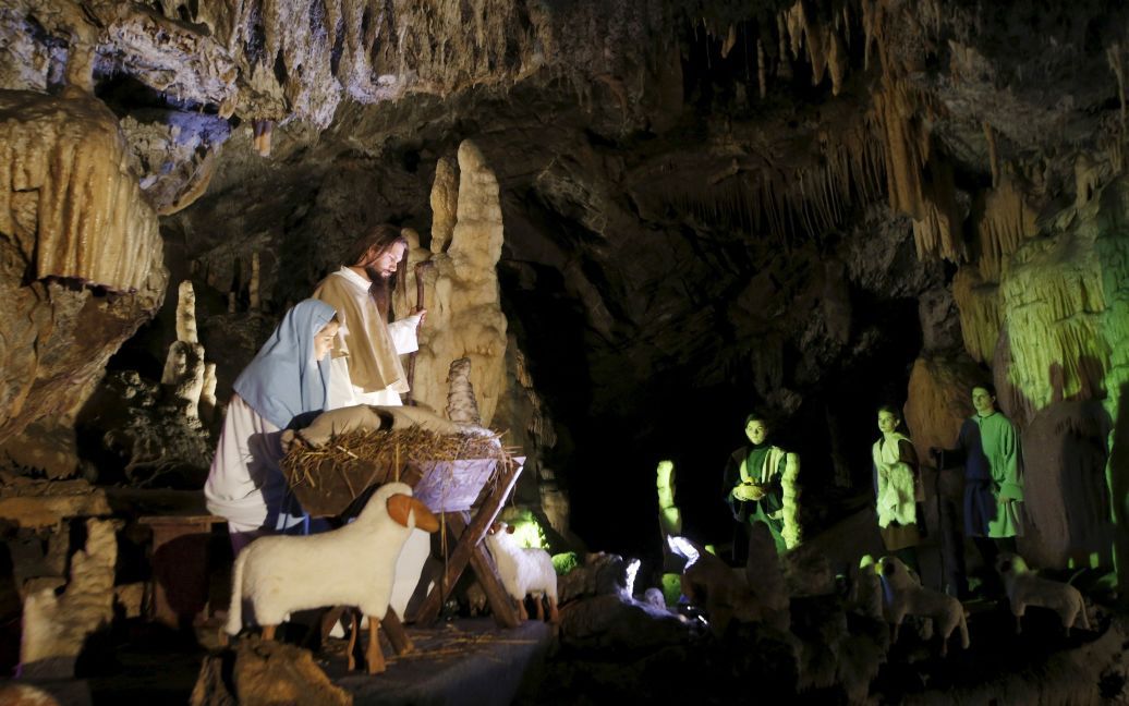 Актори виконують біблійську виставу у печері Постойна, Словенія. / © Reuters
