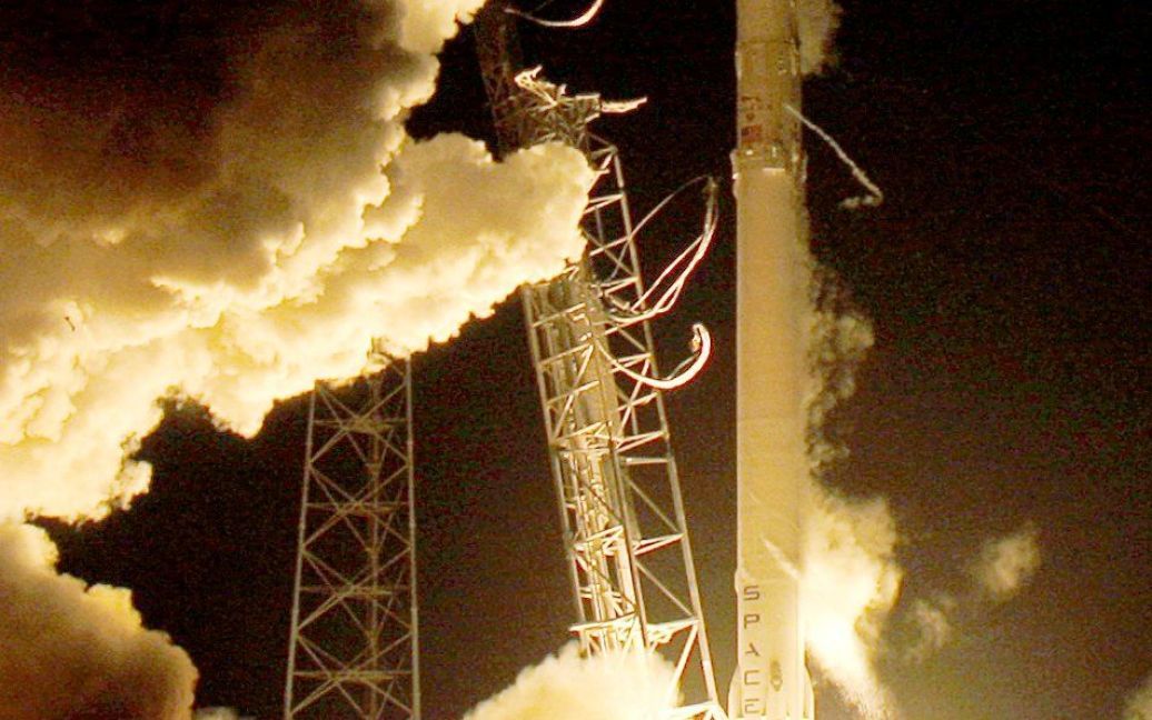 Перший ступінь ракети вдало приземлився / © Reuters