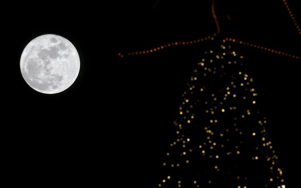 Reuters показал магические фото полнолуния на Рождество / © Reuters