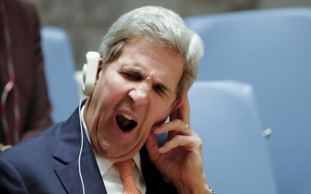 Держсекретар США Джон Керрі позіхає під час засідання Ради Безпеки Організації Об&#039;єднаних Націй в Манхеттені, Нью-Йорк. На цьому засіданні РБ ООН прийняв резолюцію по Сирії. / © Reuters