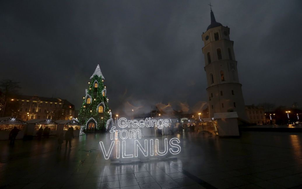 Люди собираются у елки на Соборной площади в Вильнюсе, Литва. / © Reuters
