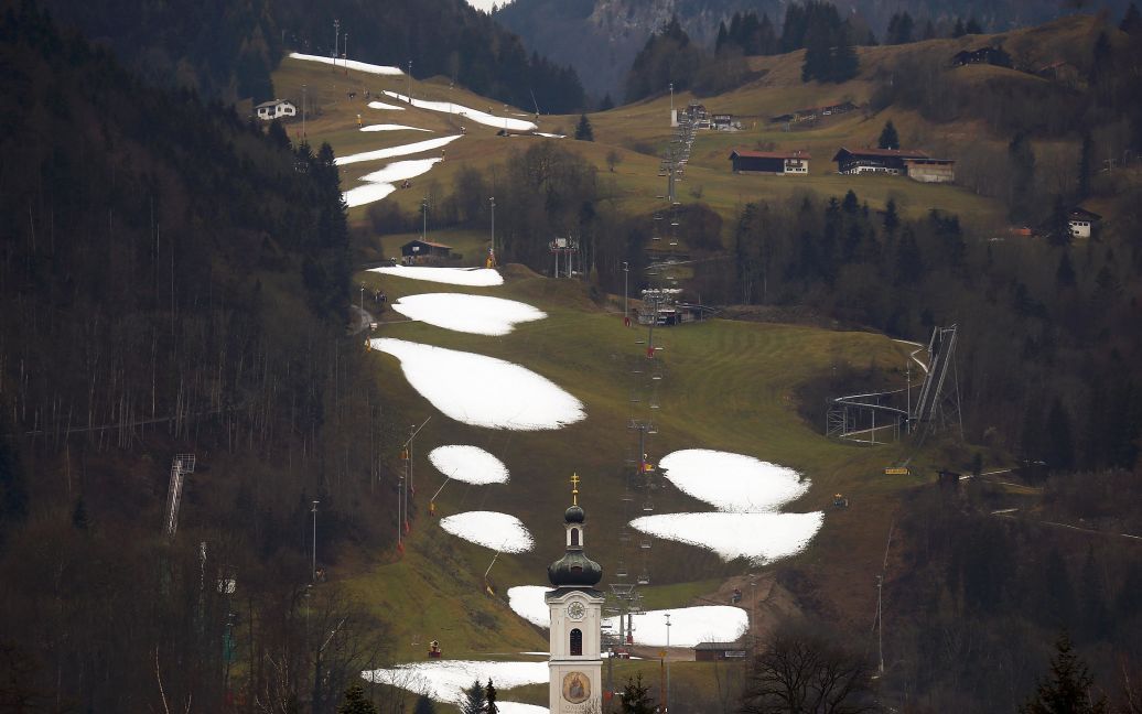 Ділянки штучного снігу лежать на лижних трасах в теплу погоду в Обераудорфі, Німеччина. Метеорологи очікують на сонячну погоду у температурах, близьких до 15 градусів за Цельсієм, на Різдво. / © Reuters